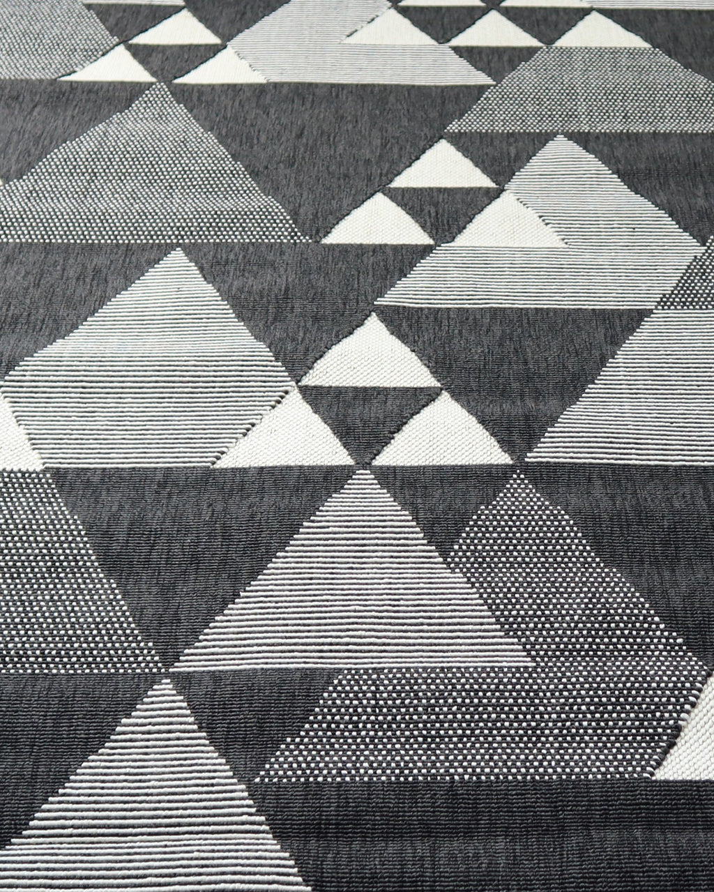 Geometric Triangle Pattern Area Rug (Black/Cream, 120x170cm)